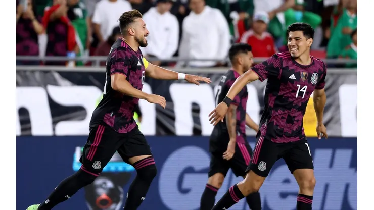 Héctor Herrera y Erick Gutiérrez festejan en el amistoso ante Nigeria.