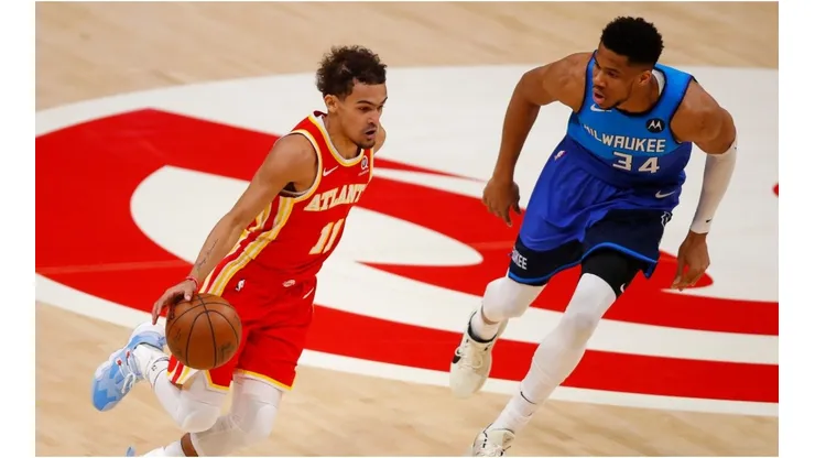 Trae Young y Giannis Antetokounmpo (Foto: Getty)