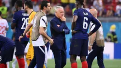 Didier Deschamps y Paul Pogba antes de que Francia sea eliminada por penales ante Suiza.