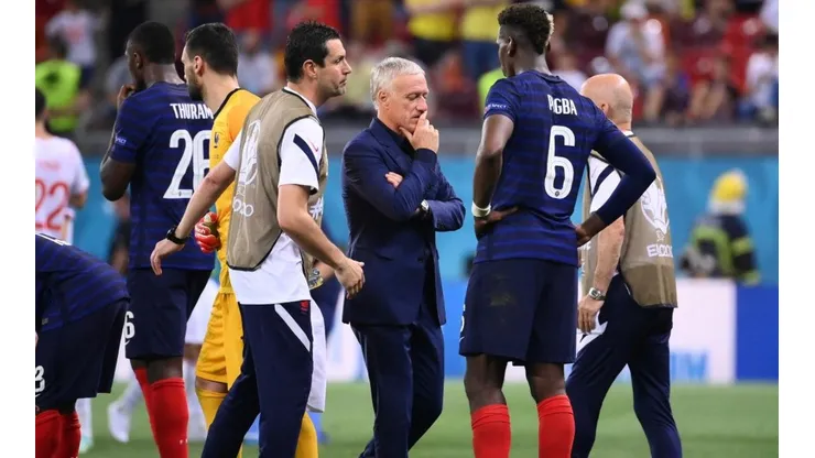 Didier Deschamps y Paul Pogba antes de que Francia sea eliminada por penales ante Suiza.