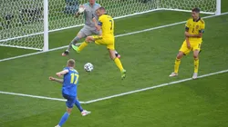 Ucrania se puso adelante en el marcador con una tremenda volea de Oleksandr Zinchenko