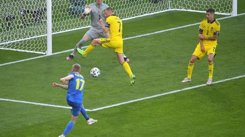 Ucrania se puso adelante en el marcador con una tremenda volea de Oleksandr Zinchenko