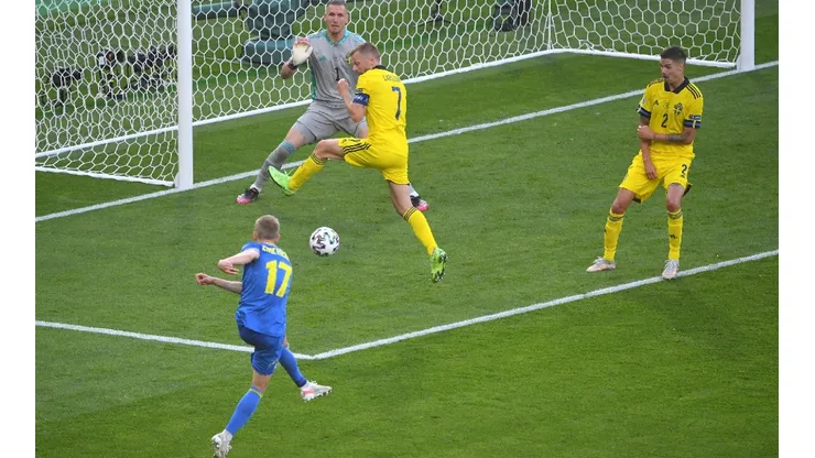 Ucrania se puso adelante en el marcador con una tremenda volea de Oleksandr Zinchenko