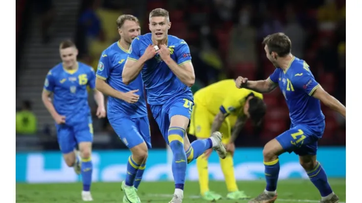 Festejo de gol de Ucrania contra Suecia.