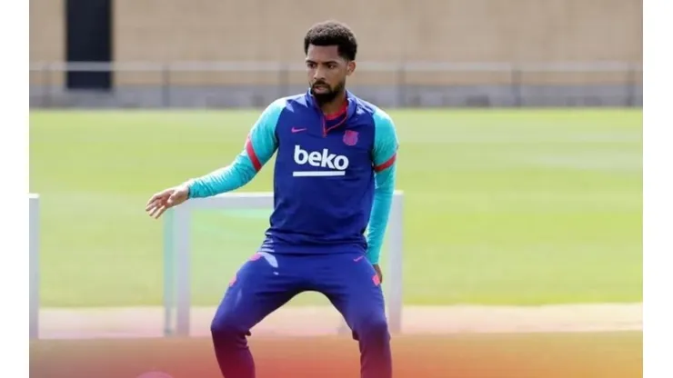 Matheus Fernandes durante un encuentro con Barcelona B.