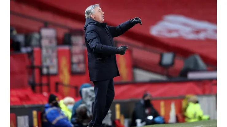 Carlo Ancelotti durante un encuentro con Everton.