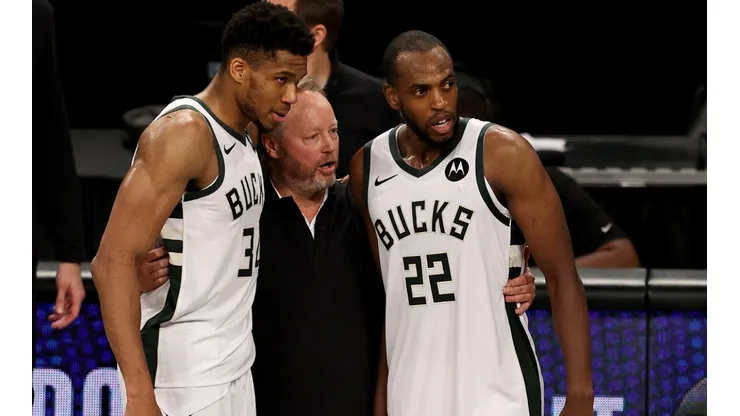 Giannis y Middleton lideran a los Bucks. En el medio, el coach Budenholzer.