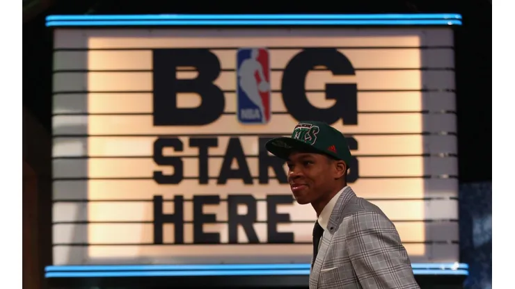 Giannis en el Draft de 2013.