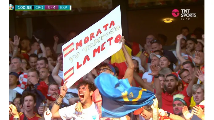 Españoles y un cartel para Morata: "Yo tampoco la meto"
