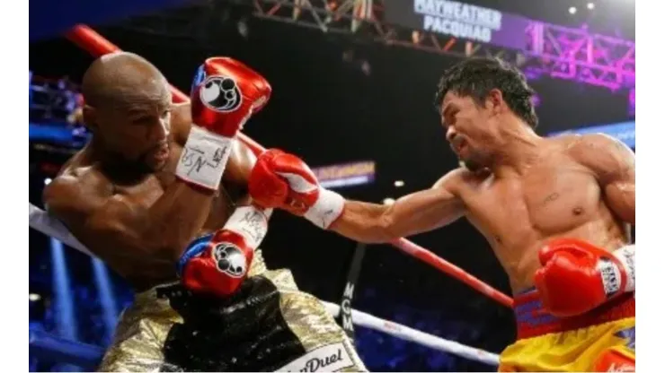 Manny Pacquiao lanza un derechazo a Floyd Mayweather Jr. durante su combate por la unificación del peso welter.