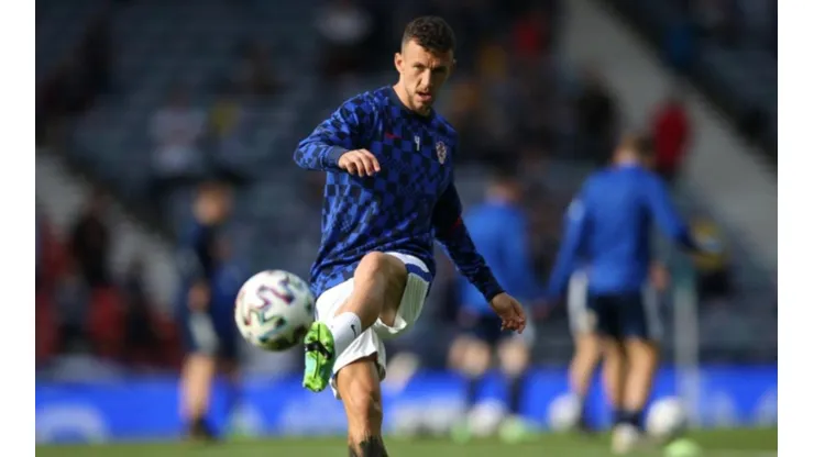 Iván Perisic en calentamiento con Croacia.