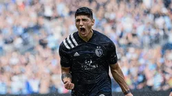 Alan Pulido festejando el gol bajo la lluvia.