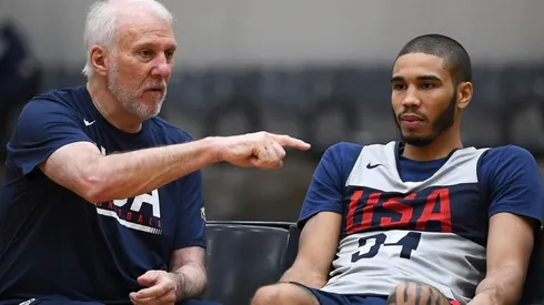 Gregg Popvich con Jayson Tatum, uno de los integrantes de la Selección.