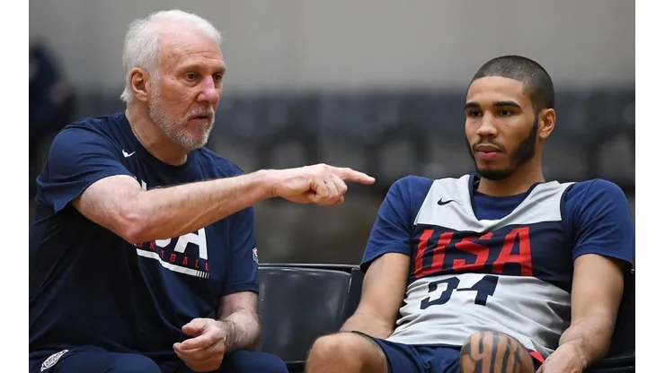 Gregg Popvich con Jayson Tatum, uno de los integrantes de la Selección.