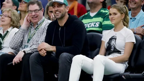 Aaron Rodgers en un juego de Milwaukee Bucks