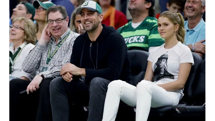 Aaron Rodgers en un juego de Milwaukee Bucks