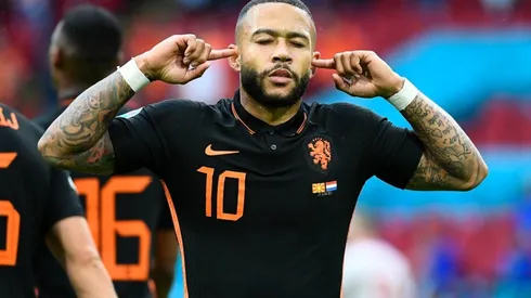 Memphis Depay durante un encuentro con Países Bajos.