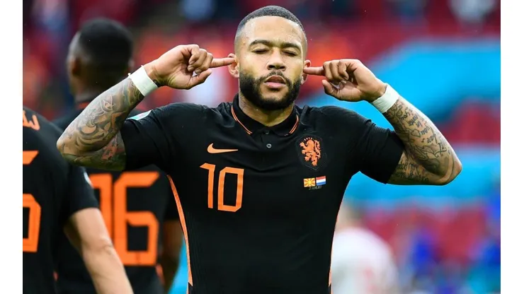 Memphis Depay durante un encuentro con Países Bajos.