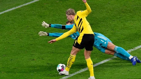 Erling Haaland marcando un tanto con Borussia Dortmund.