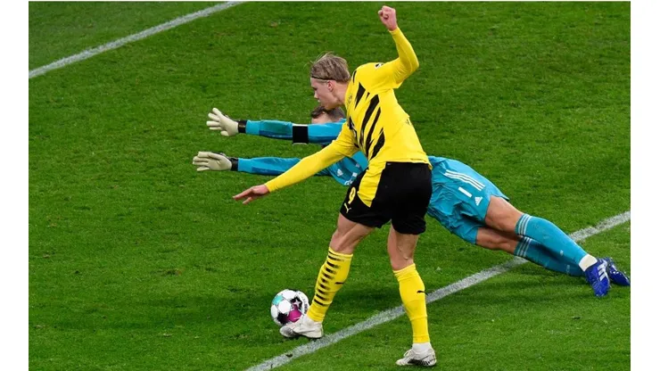 Erling Haaland marcando un tanto con Borussia Dortmund.
