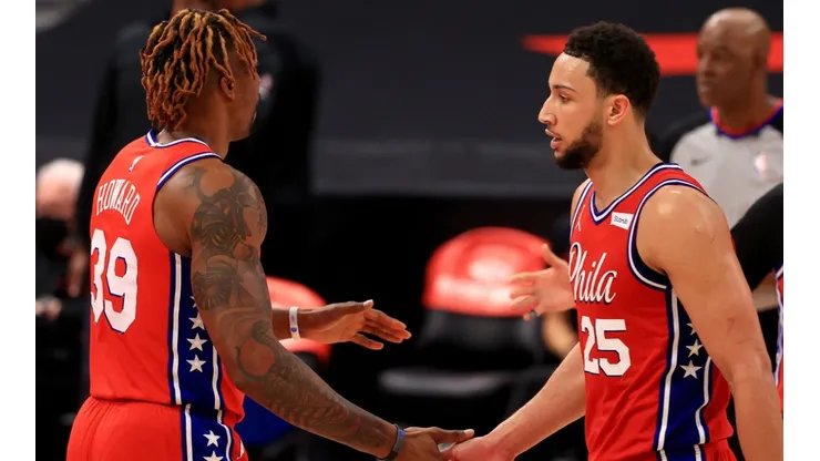 Ben Simmons y Dwight Howard.
