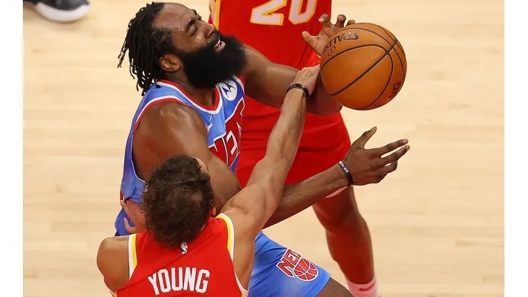 Harden y Young, maestros en que les cometan faltas.