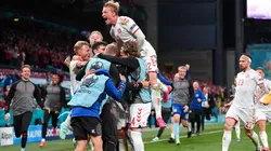 Celebración explosiva de los jugadores de Dinamarca.