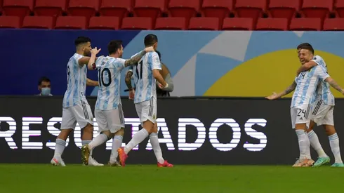 La celebración de Argentina en el gol del Papu Gómez.