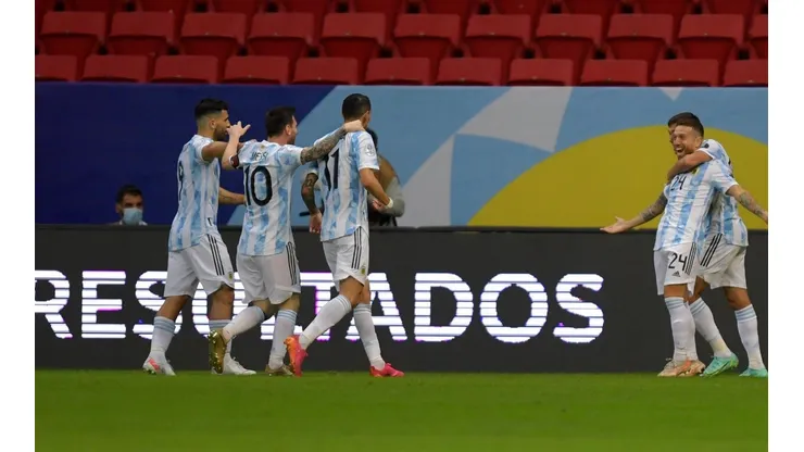 La celebración de Argentina en el gol del Papu Gómez.