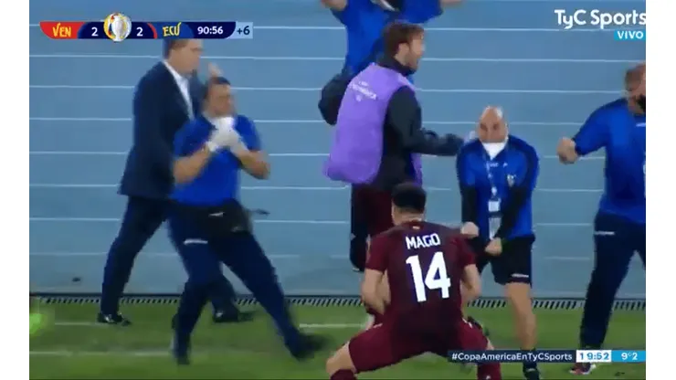 La celebración de Luis Mago en el 2-2 de la Vinotinto.