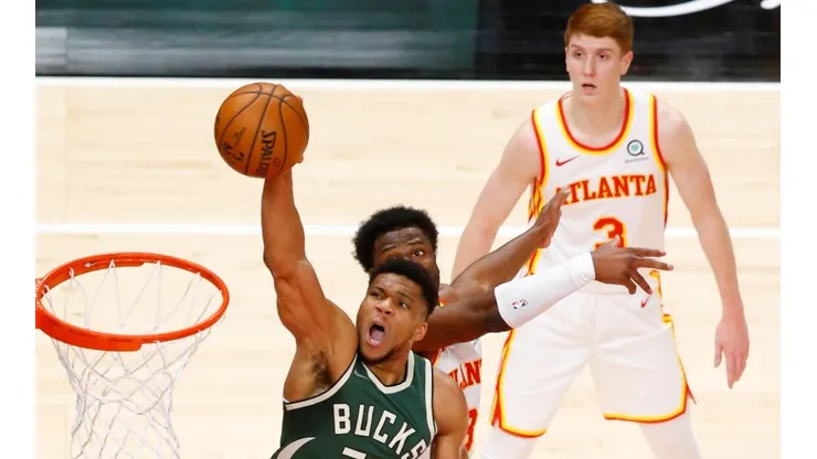 Giannis Antetokounmpo y Kevin Huerter
