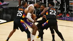 LeBron rodeado de jugadores de Phoenix