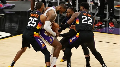 LeBron rodeado de jugadores de Phoenix