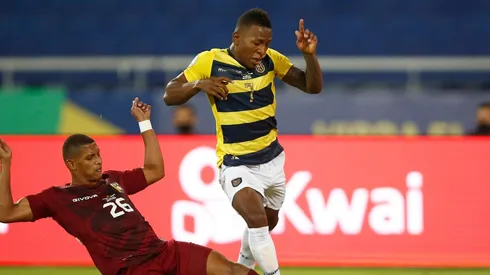 Imparable: buen partido de Estupiñán por el sector izquierdo ecuatoriano.