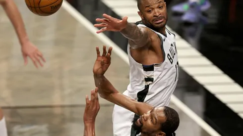 PJ Tucker y Kevin Durant.