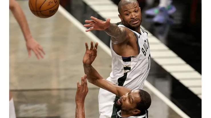 PJ Tucker y Kevin Durant.