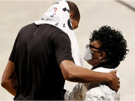 ¡Emotivo! Madre de Kevin Durant consuela a su hijo tras dolorosa eliminación de los Nets