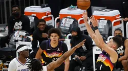 Booker y el tiro de media distancia.