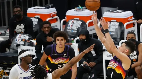 Booker y el tiro de media distancia.