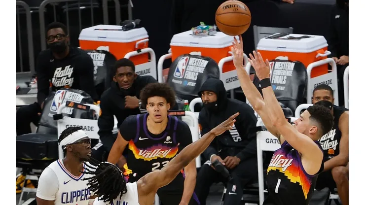 Booker y el tiro de media distancia.