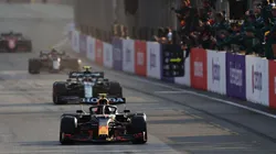 ¿Repite Checo? El mexicano yendo por delante de Lewis Hamilton hace dos semanas en Bakú (Foto: Getty Images).