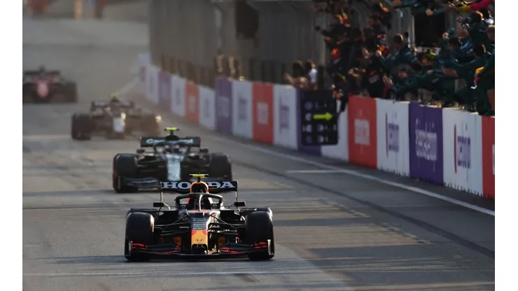 ¿Repite Checo? El mexicano yendo por delante de Lewis Hamilton hace dos semanas en Bakú (Foto: Getty Images).