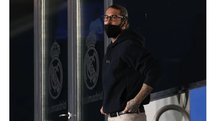 Sergio Ramos en la grada de Valdebebas.