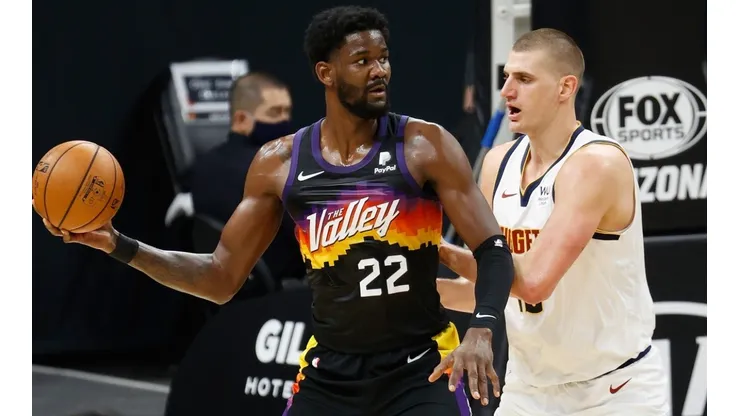 DeAndre Ayton enfrentando a Nikola Jokic en estos playoffs (Getty Images)
