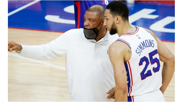 Ben Simmons y Doc Rivers (Foto: Getty)
