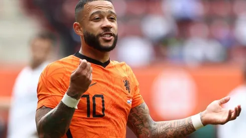 Memphis Depay durante un encuentro con Países Bajos.