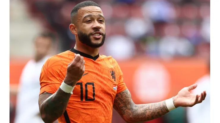 Memphis Depay durante un encuentro con Países Bajos.