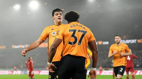 Adama Traoré y Raúl Jiménez durante un encuentro de la Premier.