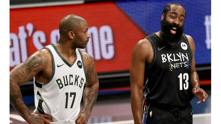 P.J. Tucker y James Harden
