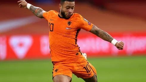 Memphis Depay durante un partido con Holanda.